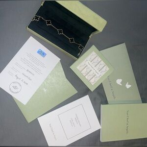 Van Cleef Vintage Alhambra 5-motifs Bracelet
Yellow Gold, Onyx
*100% Authentic*